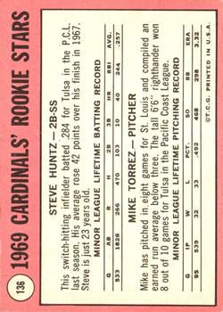 Topps 136 Cardinals 1969 Rookie Stars (Steve Huntz / Mike Torrez) back